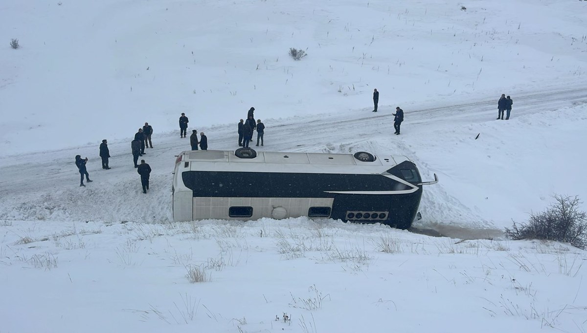 Cenazeden dönenleri taşıyan otobüs devrildi: 14 yaralı