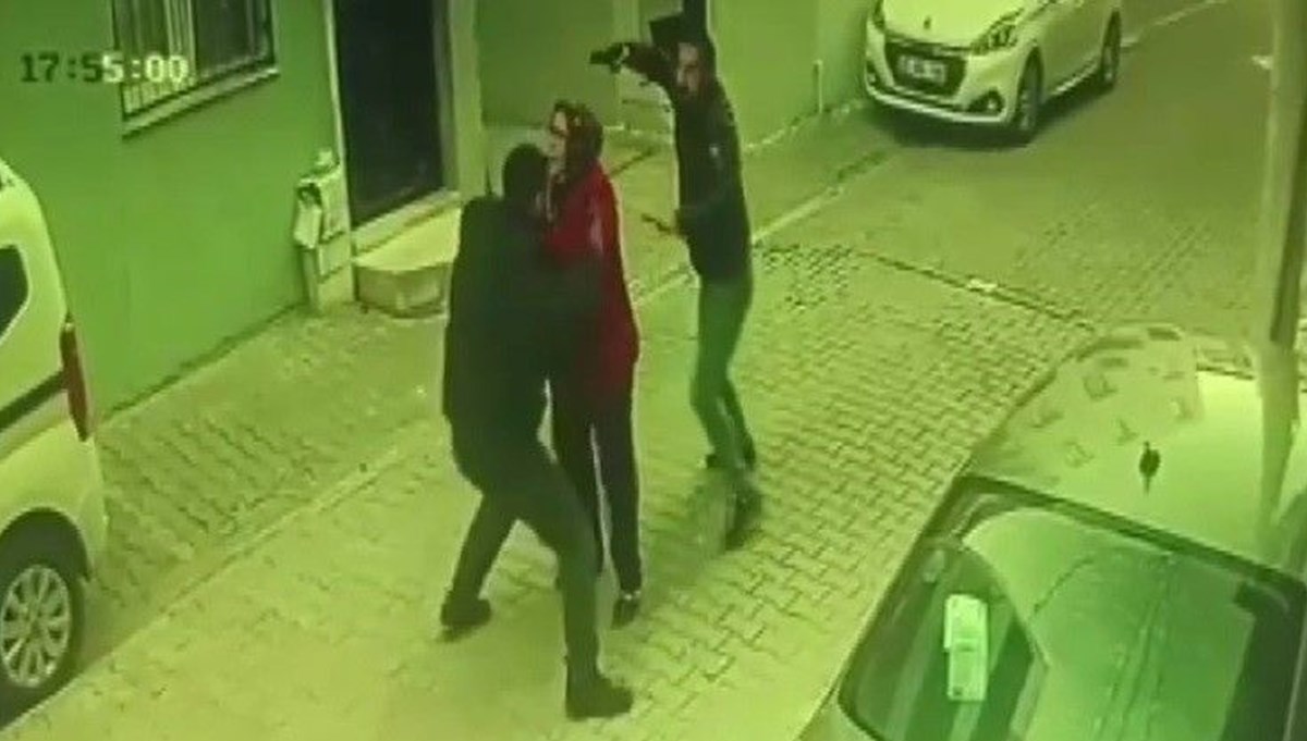 Silahlı kavgada sokaktaki kadını kalkan olarak kullandı