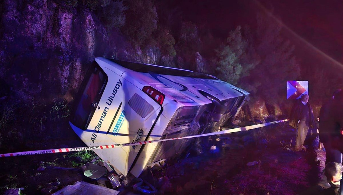 Antalya’da yolcu otobüsü devrildi: 1’i ağır 20 yaralı