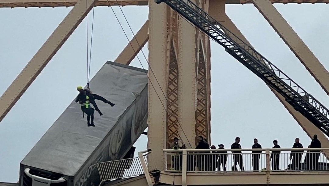 Köprüde asılı kalan TIR’ın şoförü için film gibi kurtarma operasyonu: İtfaiye erleri kahraman ilan edildi
