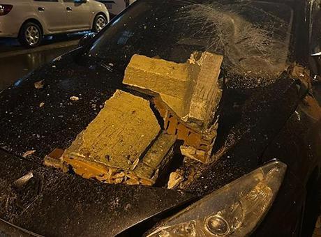 Bahçelievler’de tahliye edilen binanın balkonu çöktü