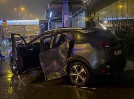 Beylikdüzü’nde iki otomobil çarpıştı