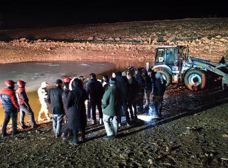 Buz tutan gölette ayak izleri ekipleri harekete geçirdi! Kaybolan 2 çocuk için zamana karşı yarış