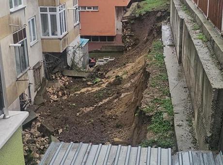 Edirne’de sağanak; istinat duvarı yıkıldı
