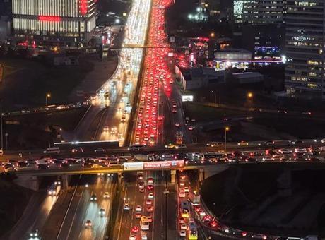 İstanbul’da yüzde 87’ye ulaşan trafik yoğunluğu havadan görüntüledi