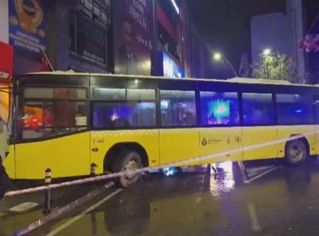 Kartal’da İETT otobüsü binaya çarptı: Yaralılar var
