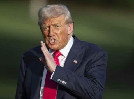 Trump İranlılara seslendi: Protestolara devam edin, yardım yolda!