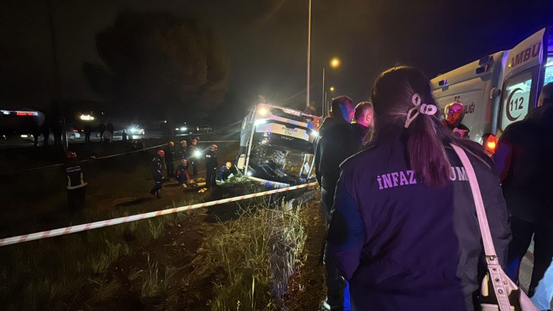 Antalya'da korkutan kaza! Ceza infaz kurumuna ait servis aracı devrildi: 16 yaralı