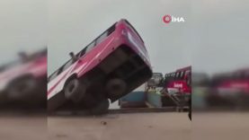 Bangladeş’te can pazarı! Feribota girmeye çalışan yolcu otobüsü nehre düştü: 2 ölü