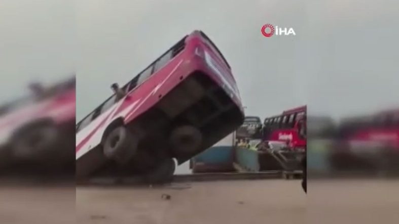 Bangladeş’te can pazarı! Feribota girmeye çalışan yolcu otobüsü nehre düştü: 2 ölü