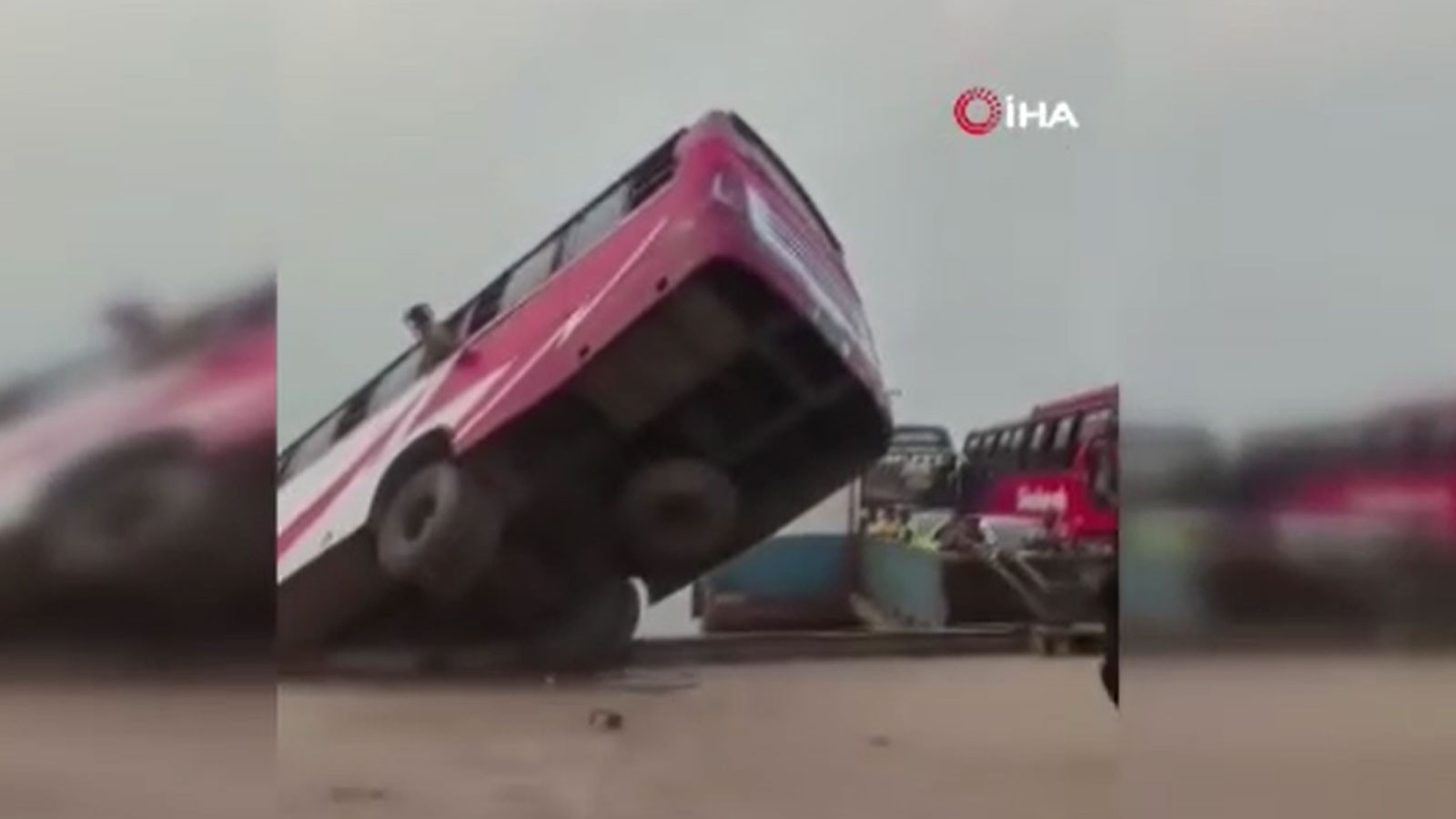 Bangladeş’te can pazarı! Feribota girmeye çalışan yolcu otobüsü nehre düştü: 2 ölü