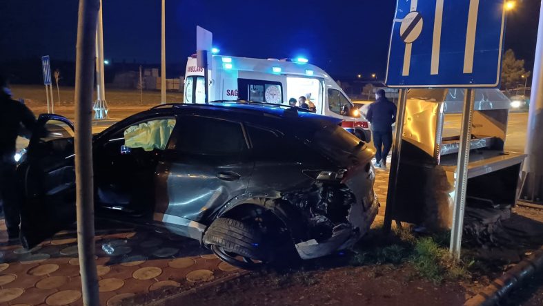 Batman’da iki otomobil kafa kafaya çarpıştı