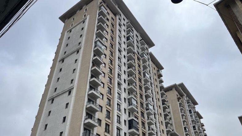 Esenler'de sitede dehşet! Silahlı kavgada genç şahıs hayatını kaybetti