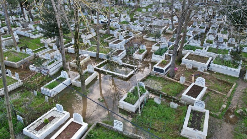 İstanbul Arnavutköy’de mezarlık sular altında kaldı