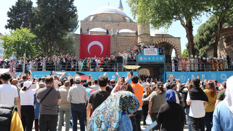 10 ton mesir macunu 20 dakikada saçıldı
