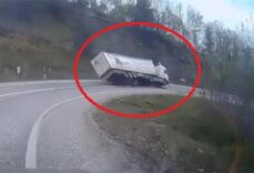 Freni boşalan TIR'ın virajda devrildiği kaza kamerada