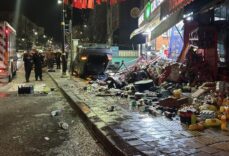 Otomobil iş yerlerine çarpıp, devrildi