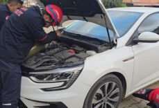 Otomobilin motor kısmına giren kediyi itfaiye ekipleri kurtardı