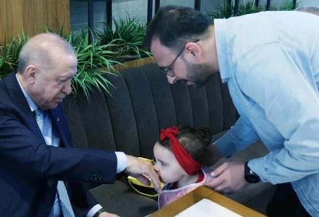 Cumhurbaşkanı Erdoğan, Beyoğlu'nda bir kafede vatandaşlarla sohbet etti