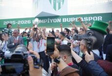 Bursaspor, şampiyonluk kupasını kaldırdı