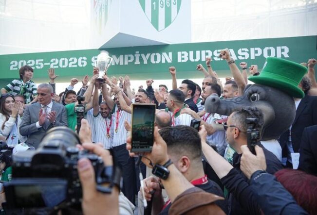 Bursaspor, şampiyonluk kupasını kaldırdı