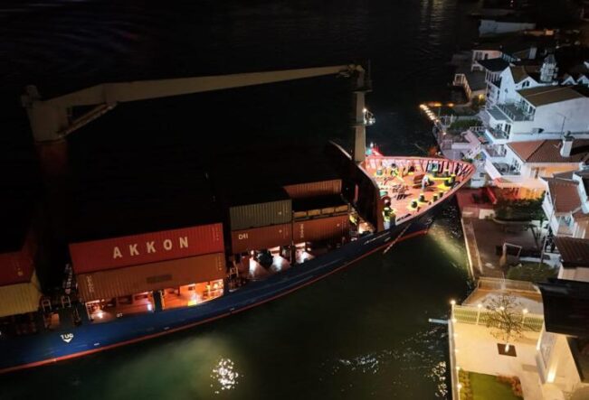 İstanbul Boğazı'nda gemi arızası: Yalıya ramak kala durdu!