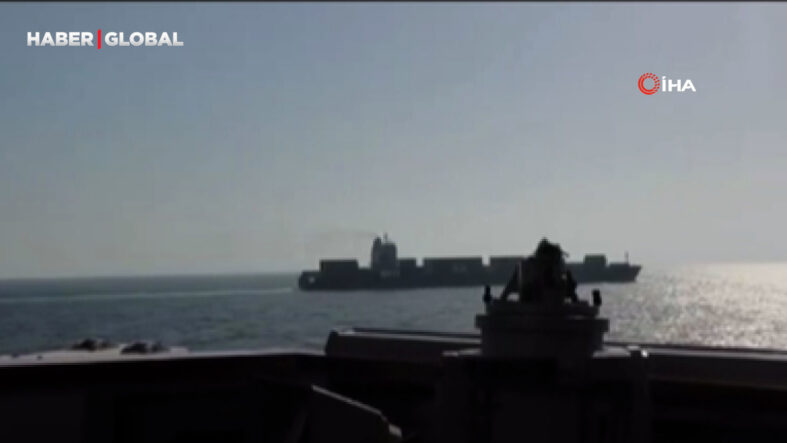 ABD ordusunun ablukaya uymayan İran bandıralı gemiyi vurduğu anlar
