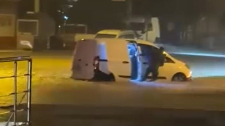 Adana'yı sağanak vurdu: Çocuklar suya gömülen minibüste mahsur kaldı