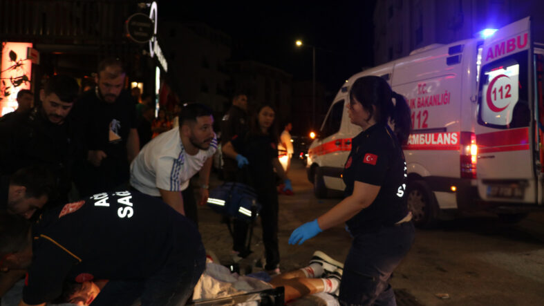 Antalya'da derbi zaferi kutlaması kabusa döndü: Taraftar bıçakla yaralandı