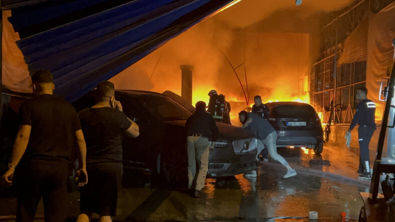 Antalya'da tamirhane yangını: Çok sayıda araç zarar gördü