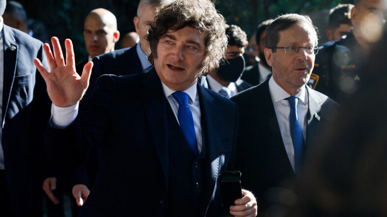 Arjantin’de kriz derinleşirken devlet başkanı İsrail’de şarkı söyledi