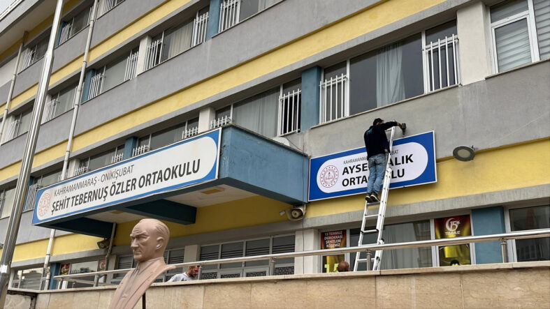 Ayser Çalık Ortaokulu'nun tabelası, yeni binaya asıldı