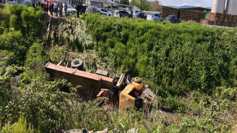 Bursa'da feci kaza! Freni boşalan vinç, dereye uçtu: Sürücü hayatını kaybetti