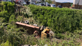 Bursa'da feci kaza! Freni boşalan vinç, dereye uçtu: Sürücü hayatını kaybetti