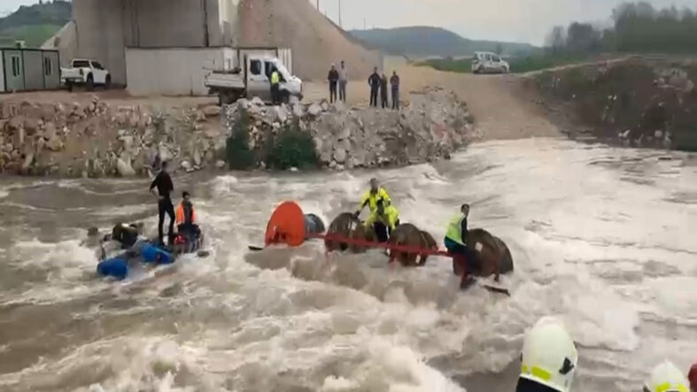 Bursa'da traktör dereden geçerken devrildi: 10 işçi vinç ile kurtarıldı