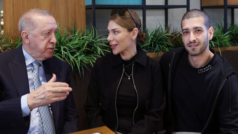 Cumhurbaşkanı Erdoğan, kafede vatandaşlarla sohbet etti