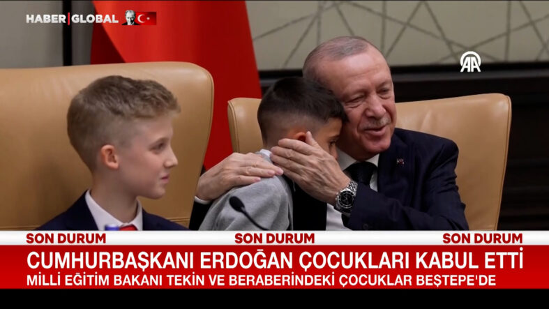 Cumhurbaşkanı Erdoğan, Milli Eğitim Bakanı Tekin ile beraberindeki çocukları kabul etti