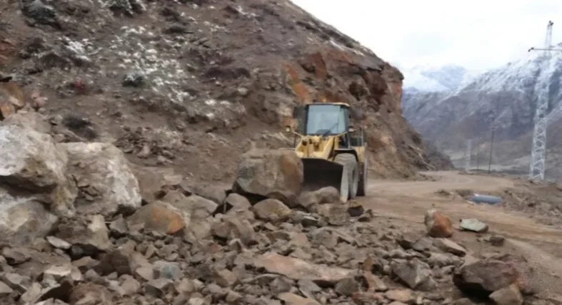 Dağdan kopan dev kayalar Oltu’yu kilitledi yol ulaşıma kapandı