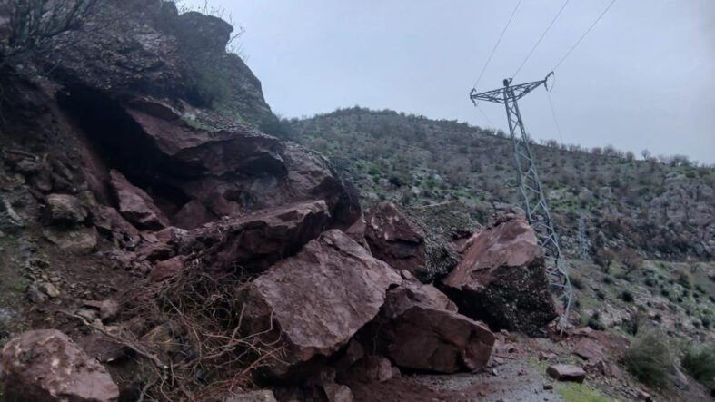 Dağdan kopan dev kayalar ulaşımı felç etti: 10’dan fazla yol kapandı