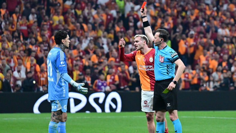 Ederson, derbide kırmızı kart gördü