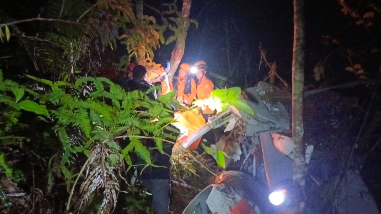 Endonezya'da helikopter düştü: 8 ölü