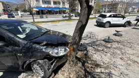 Erzincan'da iki araç çarpıştı: 3'ü çocuk, 6 yaralı