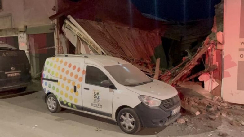 Eskişehir'de metruk iş yeri yıkıldı