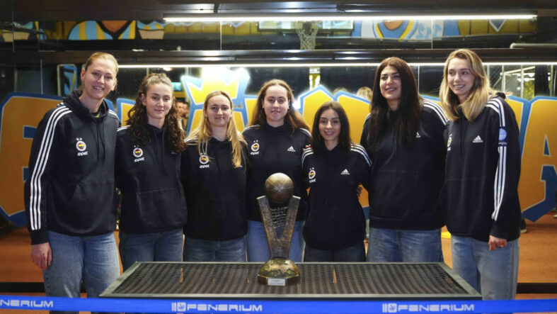 Euroleague şampiyonu Fenerbahçeli kadın basketbolcular, taraftarlarla buluştu
