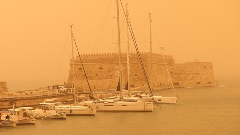 Girit Adası çöl tozu nedeniyle kırmızıya büründü