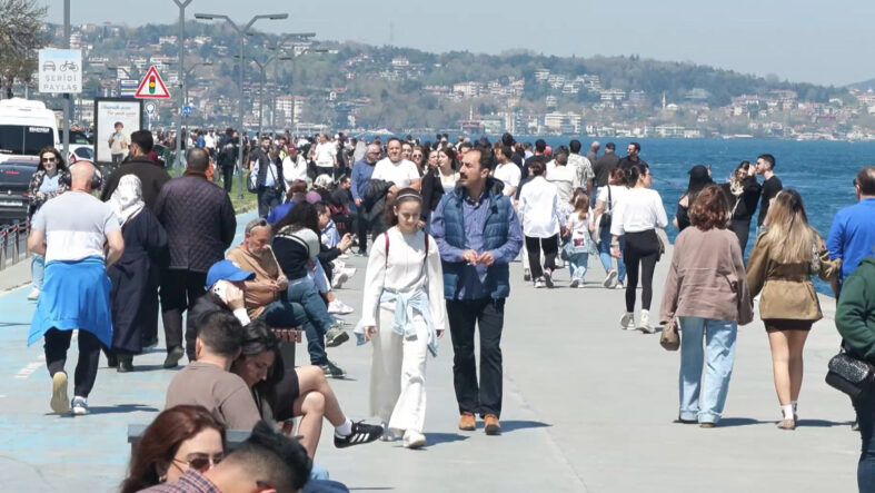 Güneşli havayı fırsat bilenler Bebek Sahili'ne akın etti