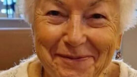 ICE ajanlarının el ve ayaklarından kelepçeleyerek gözaltına aldığı 86 yaşındaki kadın serbest kaldı