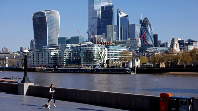 İngiltere ekonomisi şubatta beklentilerin üzerinde büyüdü