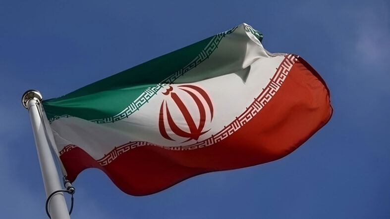 İran, hava sahasının bir bölümünü uçuşlara açtığını duyurdu