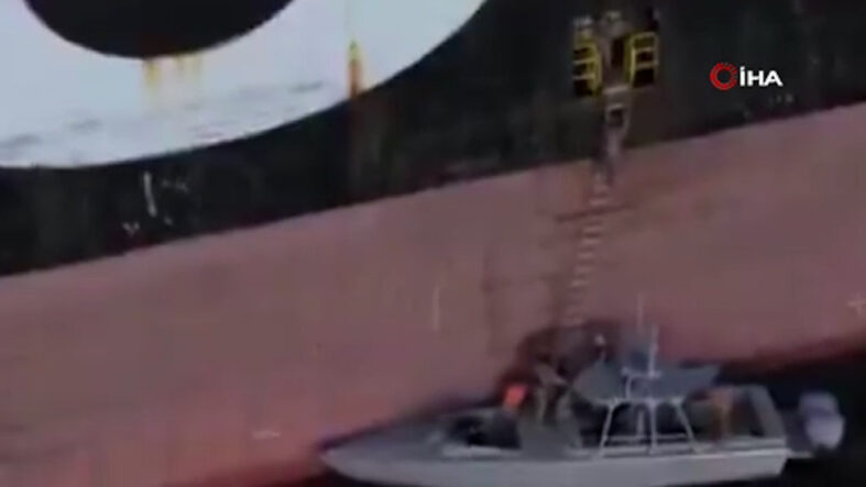 İran, Hürmüz Boğazı'nda iki gemiye el koyduğu anları paylaştı